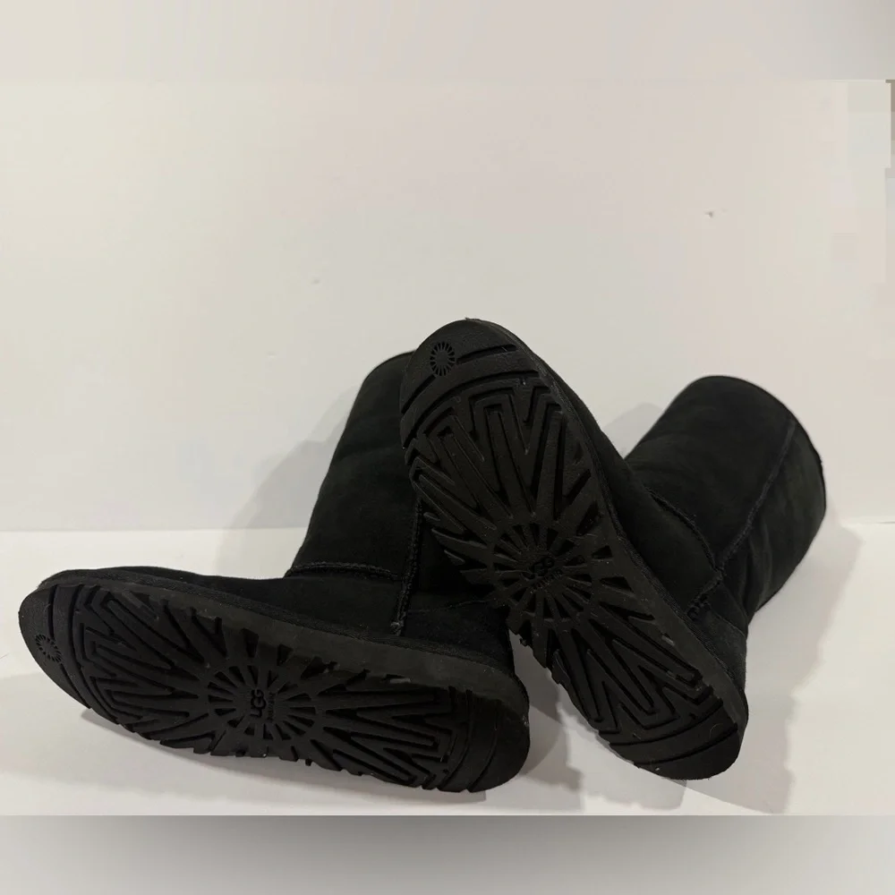 UGG Classic II Tall Boots Big Girl Size 4 Black Fits Women’s 6 Suede Sheepskin